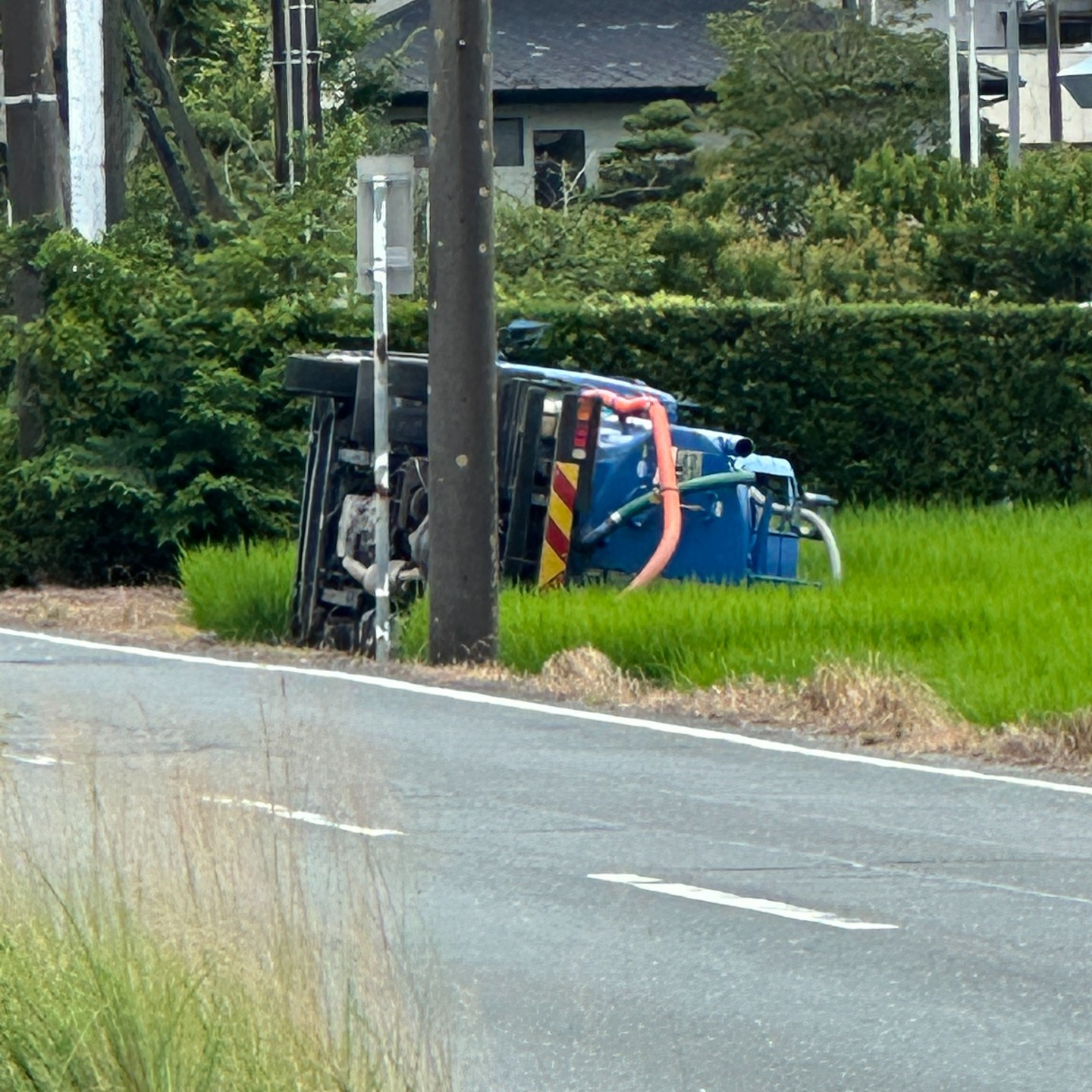 浜松の事務所近くで横転事故発生😆 | ブログ | 静岡県浜松のエクステリアなら有限会社エムビーズ