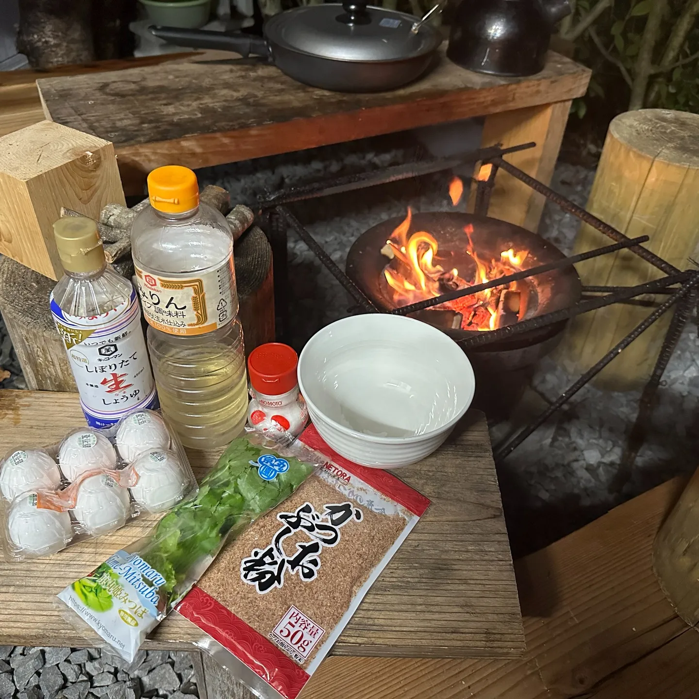 落葉で焚火しながら朝食を作るエクステリアYouTuber✌️😁