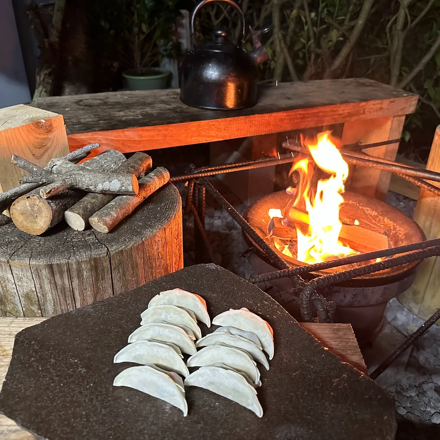 事務所の横で焚火しながら浜松餃子を焼いて食べる⁉️✌️