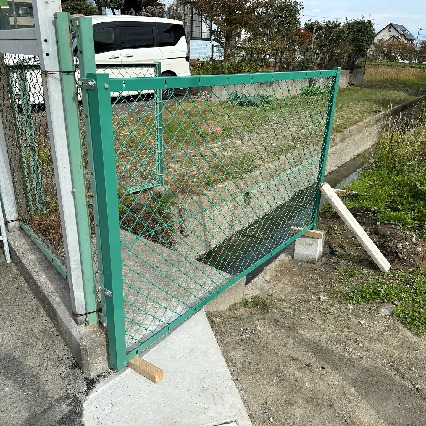 浜松の現場でネットフェンスを復旧する👍😊