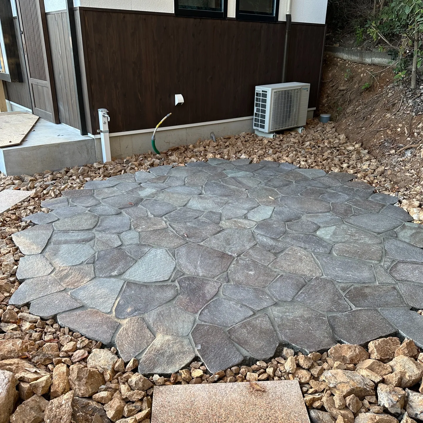 浜松三ケ日サウナ棟の石張り完成👍😊