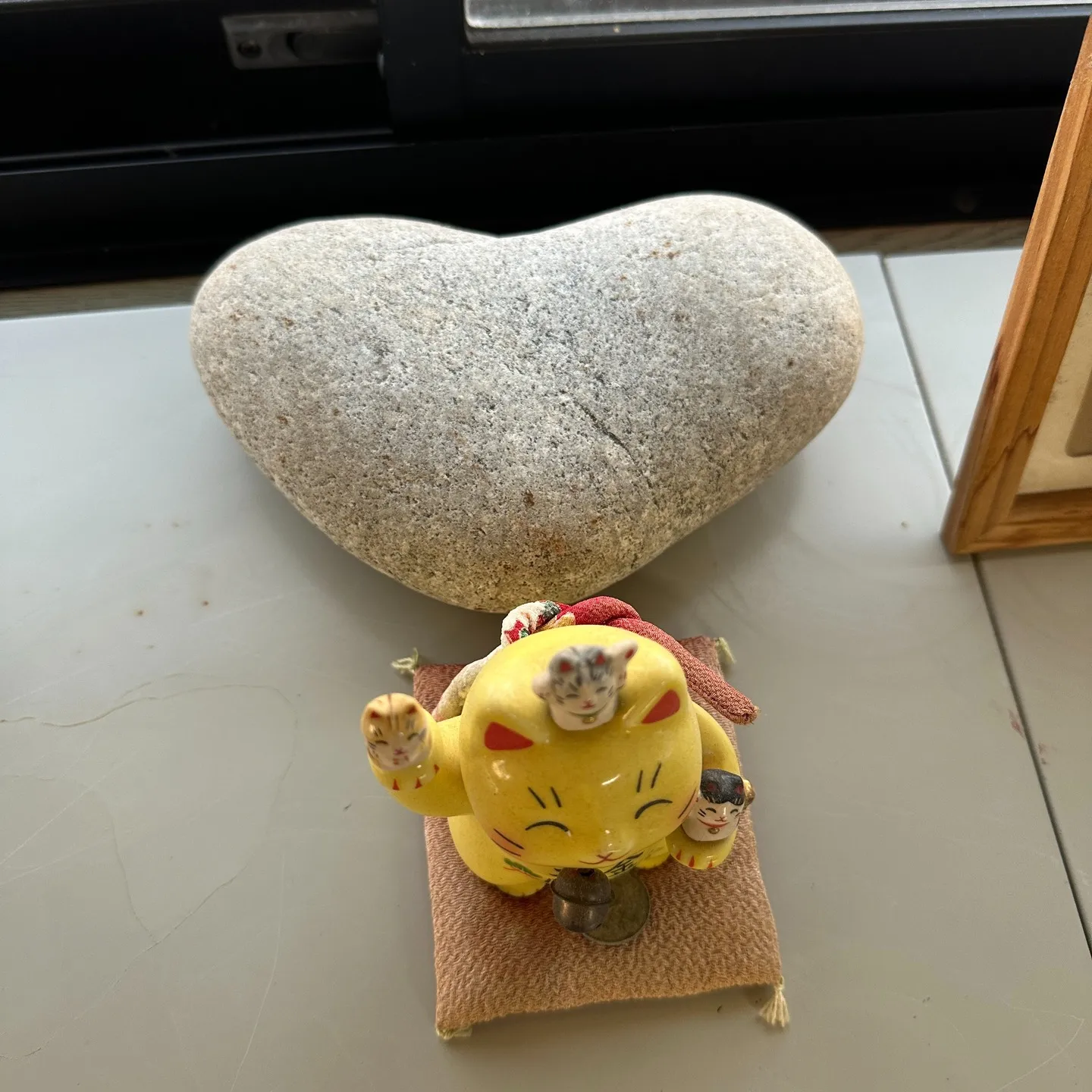 事務所の西側に置いてある🖐️ハート形の石✌️😊