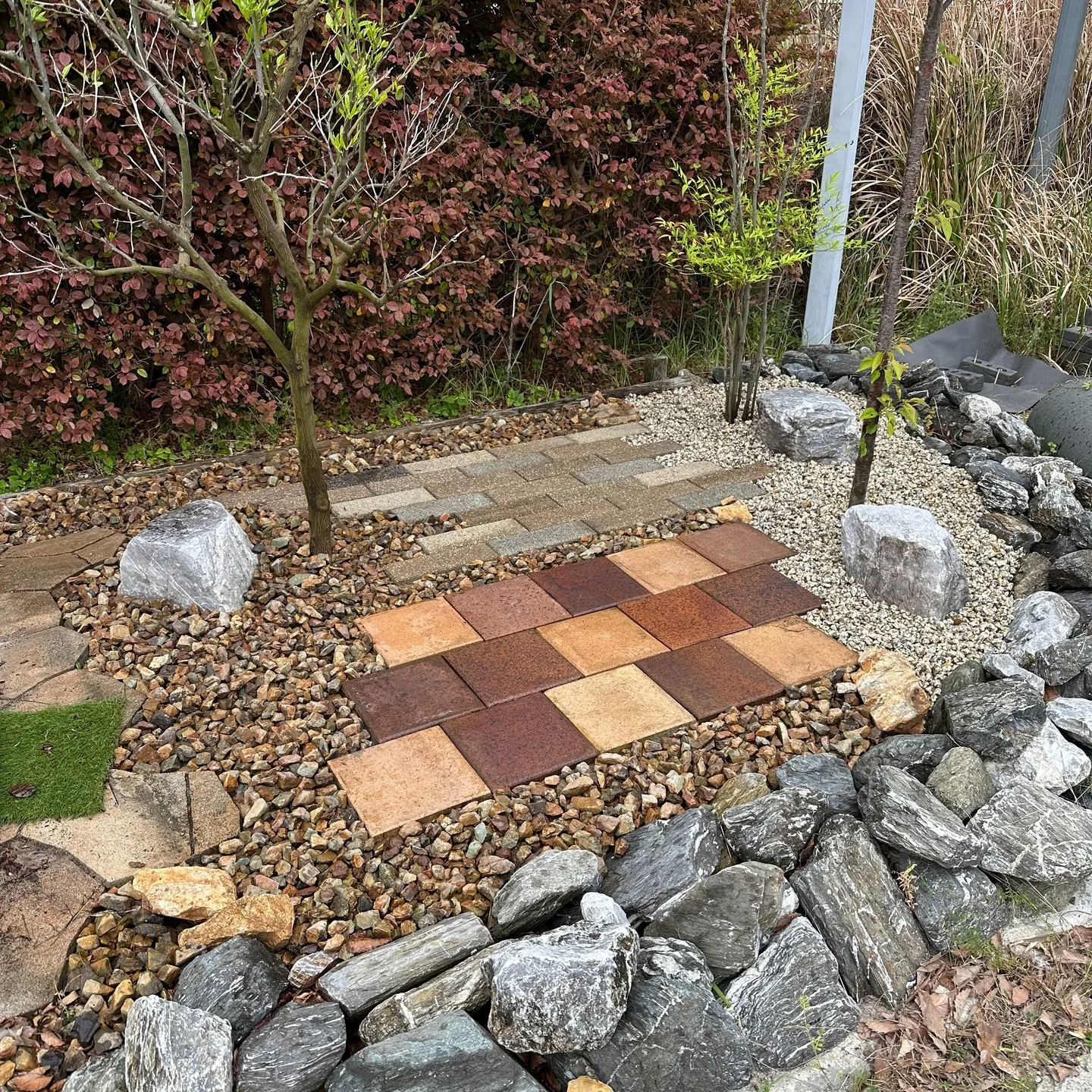 雨が降る前にココのスペースを余った材料を使って仕上げる事が出...