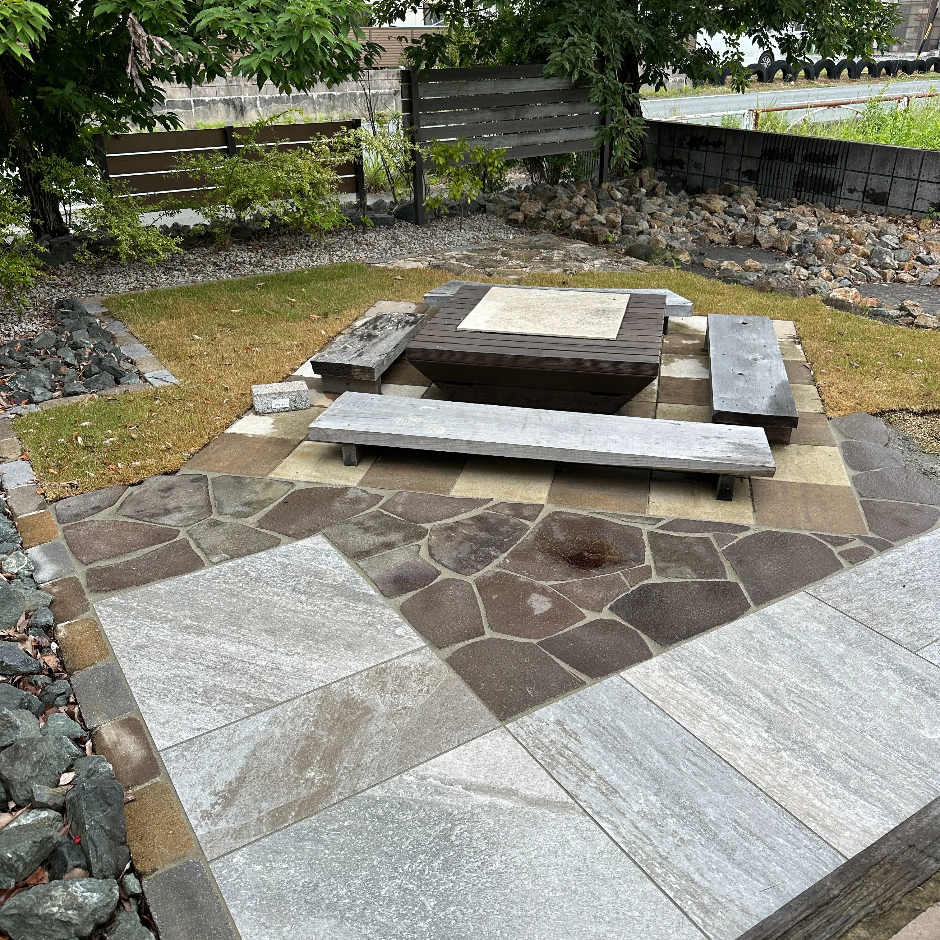 雨が降る前にタイル・鉄平石の目地完成👍パラパラしだしたんだけ...